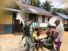 Satgas Pamtas Yonif 126/KC berikan pengobatan warga perbatasan Papua